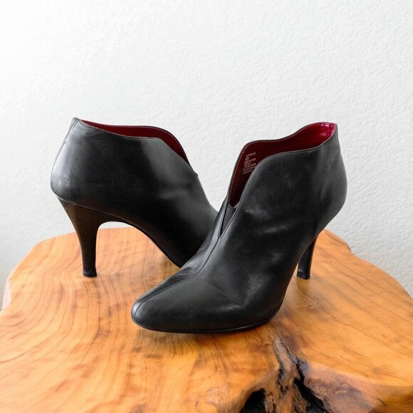 APT 9 "GLOW" BLACK GENUINE LEATHER POINTED CLOSED TOE HEELED BOOTIES SZ 9.5 - Picture 1 of 9